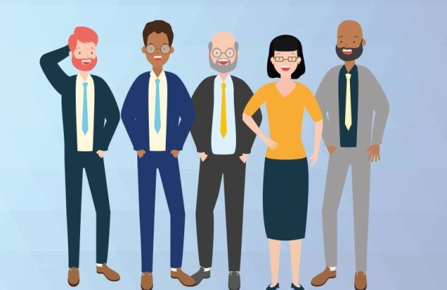 Cinco pessoas de negócios diversas em pé, sorrindo.