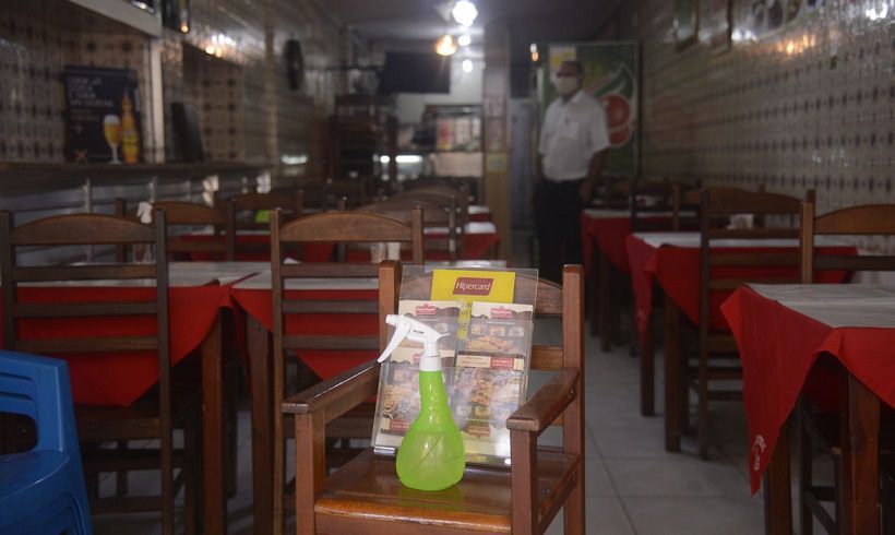 Restaurante durante a pandemia da Covid-19 (Foto: Tânia Rêgo/Agência Brasil)