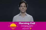 Homem sorridente de camisa clara em fundo escuro. Faixa rosa com 'Morning Call', 'José Falcão Castro' e 'easyinvest'.