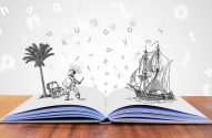Livro aberto revela cena de aventura: pirata, tesouro e navio. Letras flutuam, simbolizando a criação de histórias.
