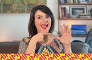 Paula Reis faz sinal de 5 com a mão