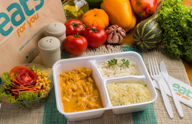 Marmita Eat For You com frango, arroz, purê e salada, além de vegetais frescos e embalagem da marca.