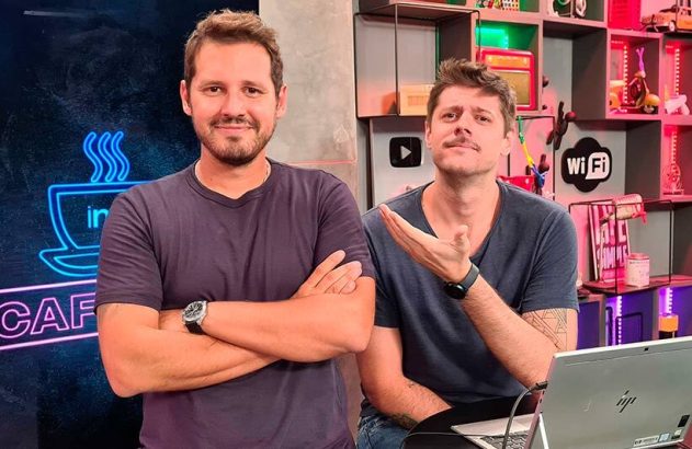 Dois homens posam em estúdio: um de braços cruzados, outro gesticulando.