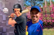 Dois homens sorrindo: um beisebolista com capacete e bastão, outro tenista com boné e bola, fundos distintos.