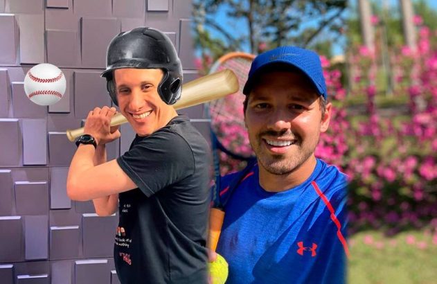 Dois homens sorrindo: um beisebolista com capacete e bastão, outro tenista com boné e bola, fundos distintos.
