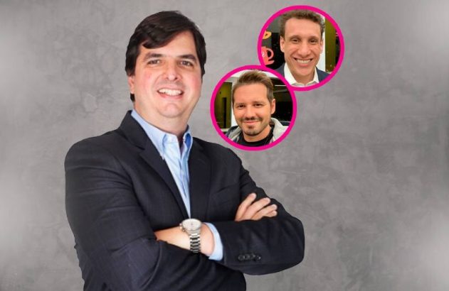 Homem de terno sorrindo, braços cruzados, e duas fotos circulares de outros homens sorrindo.