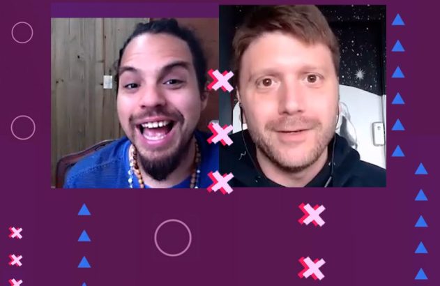 Dois homens em videochamada. Um sorri abertamente, o outro atento. Fundo roxo com formas geométricas.