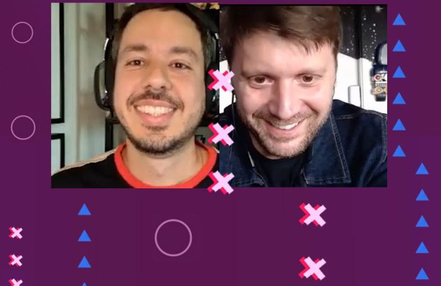 Dois homens sorrindo em videocall com tela dividida. Um usa headset. Fundo roxo com formas geométricas.