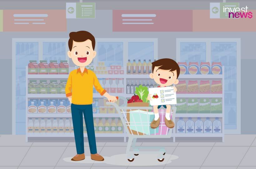 Pai e filho em supermercado, filho no carrinho de compras com lista.