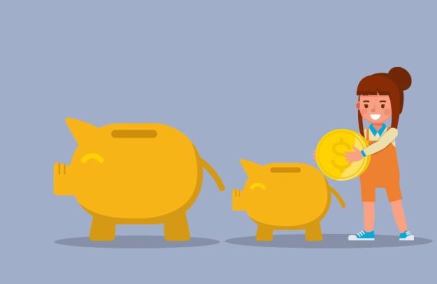 Pessoa sorrindo deposita moeda dourada em cofrinho pequeno. Um cofrinho grande está ao lado.