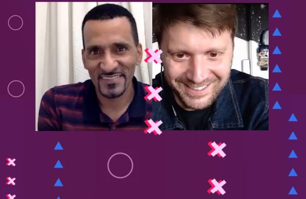 Dois homens sorrindo em uma videochamada, em tela dividida.