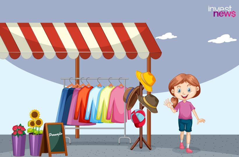 Menina acena em feira com roupas e chapéus. Placa "Promoção".