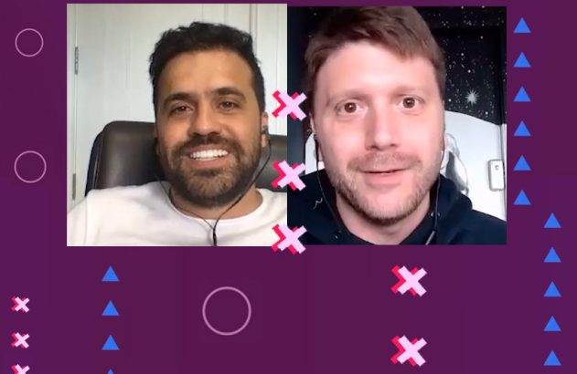 Dois homens em videocall sorrindo, usando fones de ouvido. Fundo roxo com Xs e círculos decorativos.