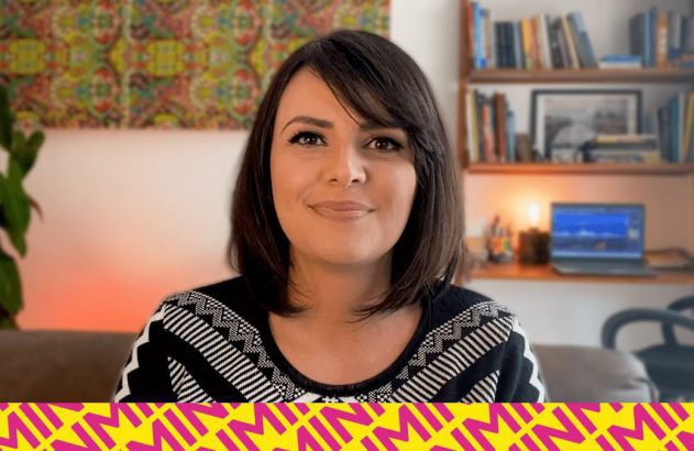 Paula Reis sentada olhando para cãmera