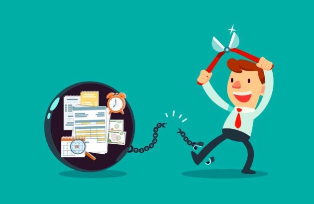 Homem corta corrente de bola de ferro com contas, dinheiro e relógio, simbolizando liberdade de encargos.