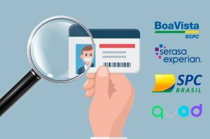 Mão segura RG analisado por lupa. Ao lado, logos de BoaVista SCPC, Serasa Experian, SPC Brasil e Quod.