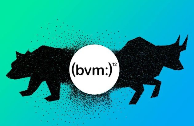 Urso e touro pretos, símbolos da bolsa, se enfrentam em partículas com fundo azul-verde. Círculo (bvm:)¹² no centro.