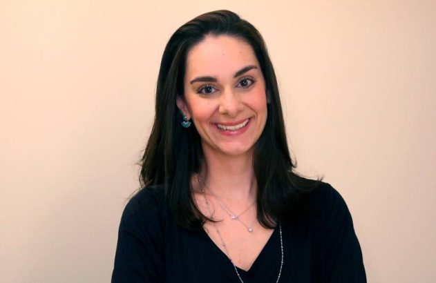 Karina Trevizan jornalista do InvestNews, mulher branca, sorrindo.