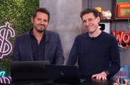 Dois homens sorrindo em estúdio com laptops à frente.