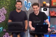 Dois homens sorridentes apresentam em estúdio com laptops, ao lado de decoração neon e chinelos Havaianas.