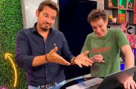 Dois homens em estúdio. Um gesticula com as mãos abertas, o outro olha intrigado para um teclado.