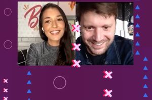 Mulher e homem sorrindo em videochamada em tela dividida com fundo roxo e detalhes gráficos.