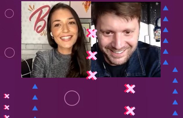 Mulher e homem sorrindo em videochamada em tela dividida com fundo roxo e detalhes gráficos.