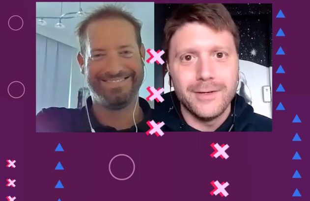 Videochamada: dois homens. Um sorri, outro neutro. Fundo roxo com formas geométricas.