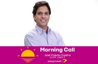 José Falcão Castro sorrindo. Banner roxo de 'Morning Call' da Easyinvest.