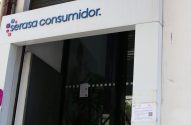 Entrada de prédio com a marca 'serasa consumidor' na fachada.