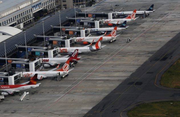 Aeronaves da Gol, da TAM e da Azul, em aeroporto no Rio de Janeiro
