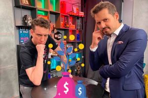 Dois homens analisam estratégia de crescimento financeiro, com ícones de dinheiro e planta em mesa.