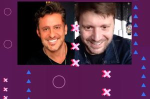 Dois homens sorrindo lado a lado.