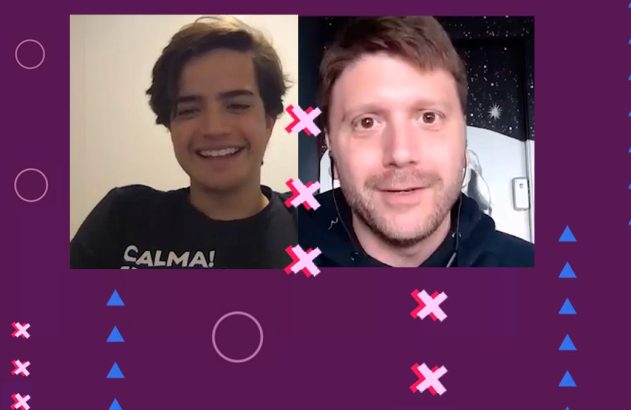 Dois homens em videochamada em tela dividida. Um sorri, camisa 'CALMA!', o outro à direita fala. Fundo roxo e formas.