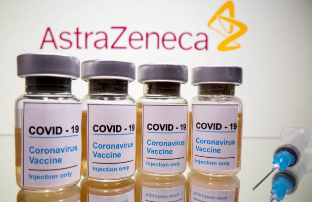 Vacinas COVID-19 da AstraZeneca em frascos, com seringa.