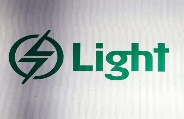 Logotipo verde da Light, com um raio estilizado dentro de um círculo e o nome "Light" ao lado.