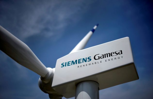 Aerogerador Siemens Gamesa com pás e logo visível sob céu azul.