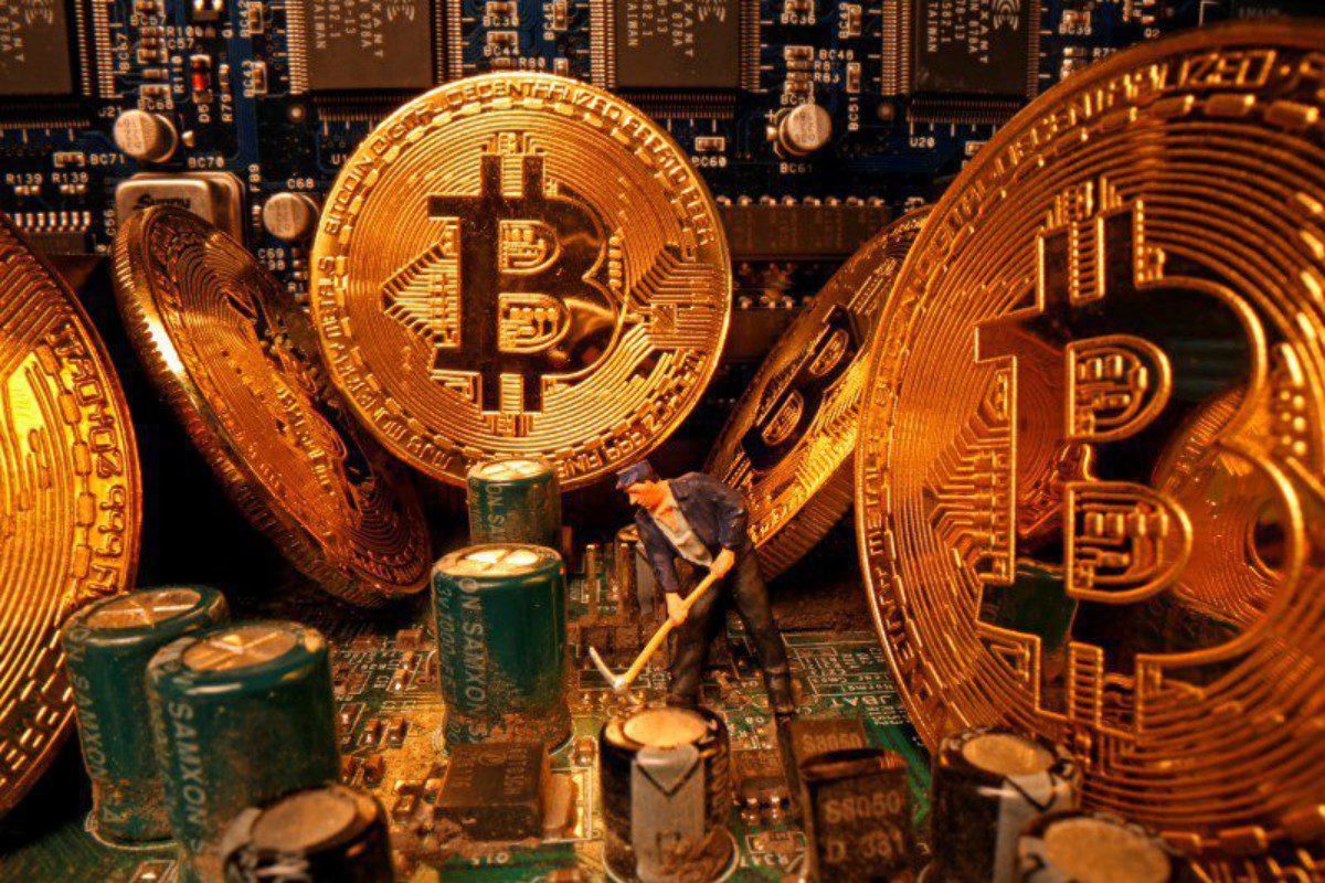 Bitcoin tem queda forte após renovar máximas | InvestNews