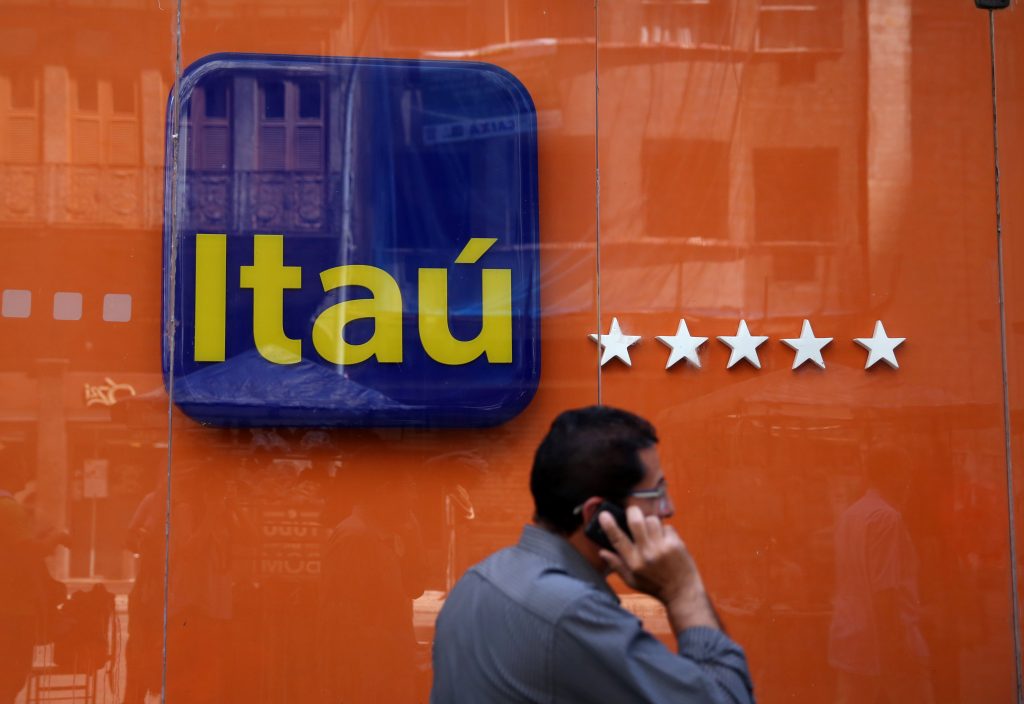 Homem passa em frente a agência do Itaú Unibanco
