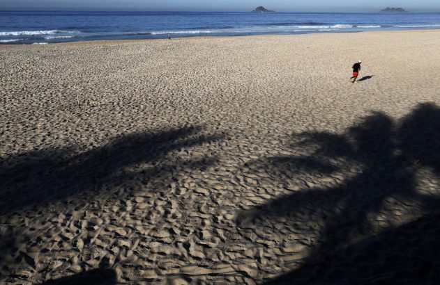 Corredor em praia com sombras. Mar e ilhas distantes.