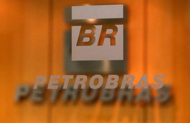 Logotipo BR e Petrobras em vidro fosco, com fundo laranja desfocado.