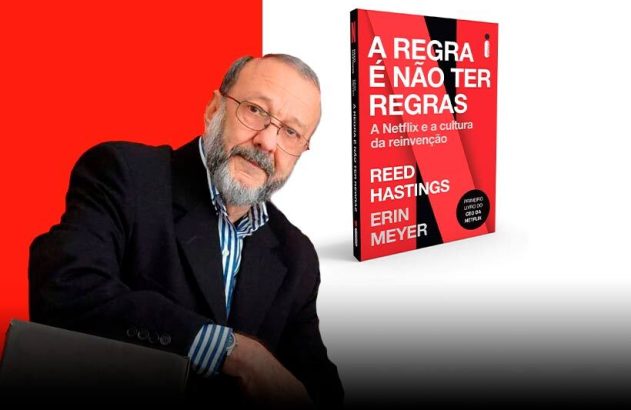 Homem de óculos e barba sentado, ao lado de livro vermelho 'A REGRA É NÃO TER REGRAS' sobre a Netflix.
