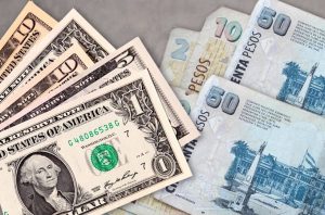 Dólares americanos (1, 5, 10) e pesos argentinos (2, 10, 50) dispostos lado a lado.