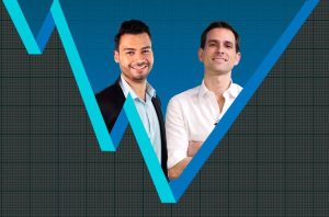 Dois homens sorrindo, sobreposto a um fundo azul com grade. Um gráfico de linha turquesa apresenta flutuações.