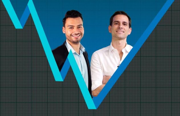 Dois homens sorrindo, sobreposto a um fundo azul com grade. Um gráfico de linha turquesa apresenta flutuações.