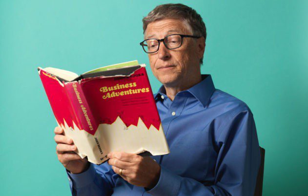 Bill Gates lendo um livro