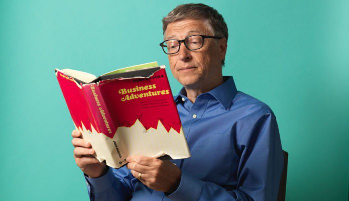 Bill Gates lendo um livro