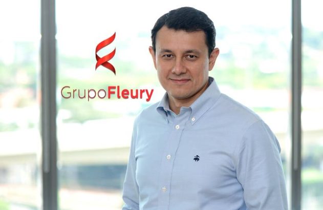 Homem em camisa azul clara com o logo do Grupo Fleury.