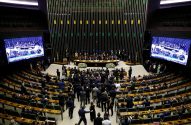 Plenário lotado do Congresso Nacional. Líderes à mesa principal, muitos parlamentares e convidados presentes. Telas exibem o evento.
