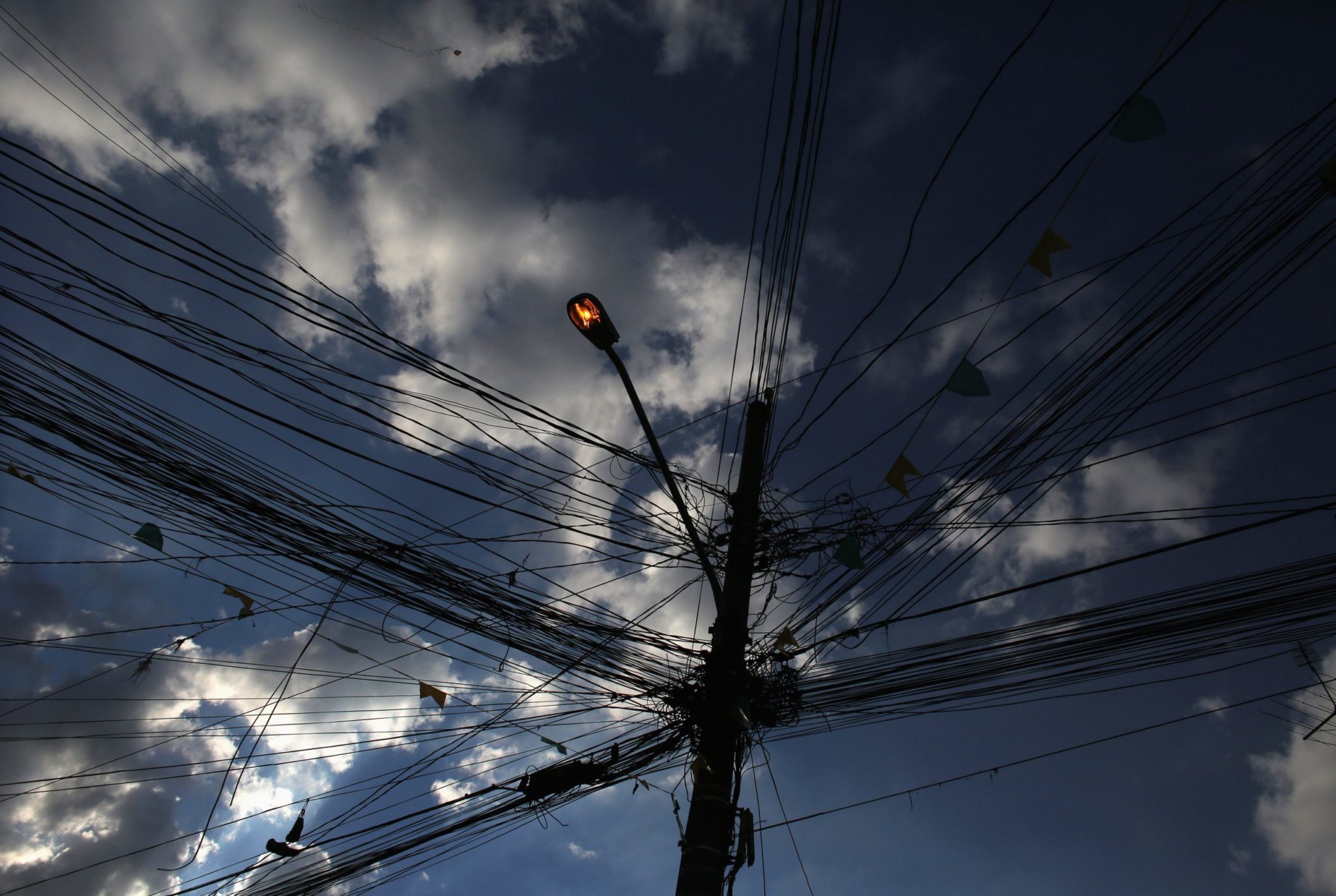 Aneel veta corte de energia para baixa renda e setores de saúde e vacinas